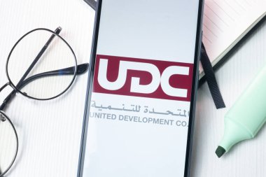 New York, ABD - 1 Ağustos 2024: Birleşik Gelişim UDC Logosu Telefon Ekranında, Şirket Simgesi Görünümünde.