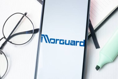 New York, ABD - 1 Ağustos 2024: Telefon Ekranında Morguard Logosu, Ekranda Şirket Simgesi.