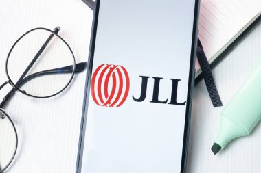 New York, ABD - 1 Ağustos 2024: Jones Lang LaSalle JLL Logosu Telefon Ekranında, Şirket Simgesi Görünümünde.