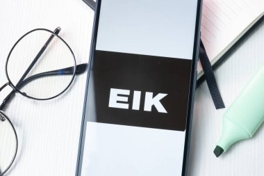 New York, ABD - 1 Ağustos 2024: Eik Fasteignafelag Logo on Phone Screen, Company Icon on Explay.