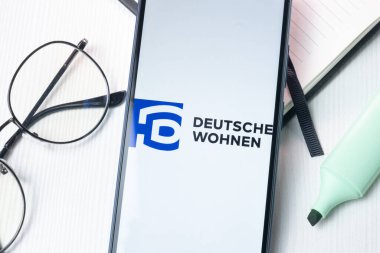 New York, ABD - 1 Ağustos 2024: Deutsche Wohnen Logosu Telefon Ekranında, Şirket Simgesi Ekranda.