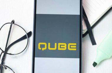 New York, ABD - 1 Ağustos 2024: Qube Holding Logosu Telefon Ekranında, Şirket Simgesi Ekranda.