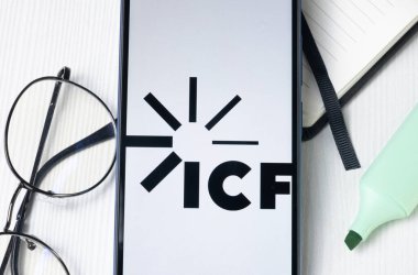 New York, ABD - 1 Ağustos 2024: ICF Uluslararası Logosu Telefon Ekranında, Şirket Simgesi Ekranda.