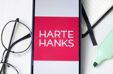 New York, ABD - 1 Ağustos 2024: Telefon Ekranında Harte Hanks Logosu, Ekranda Şirket Simgesi.