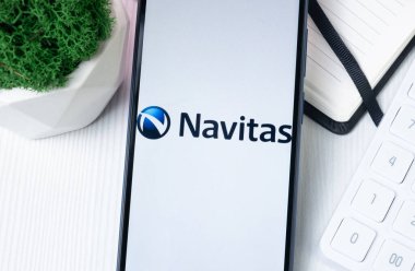 New York, ABD - 1 Ağustos 2024: Navitas Semiconductor Logo on Phone Screen, Company Icon on Explay.