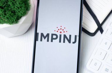 New York, ABD - 1 Ağustos 2024: Telefon Ekranında Impinj Logosu, Görünürde Şirket Simgesi.