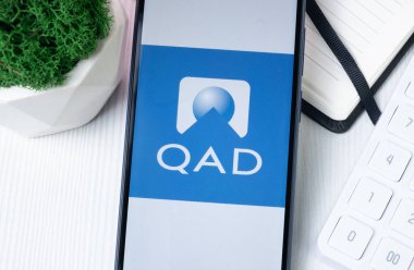 New York, ABD - 1 Ağustos 2024: Telefon Ekranında QAD Logosu, Görünürde Şirket Simgesi.