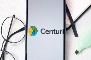 New York, ABD - 1 Ağustos 2024: Centuri Holding Logosu Telefon Ekranında, Şirket Simgesi Ekranda.