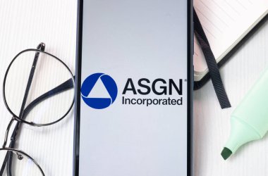 New York, ABD - 1 Ağustos 2024: ASGN Logosu Telefon Ekranı, Şirket Simgesi Ekranda.