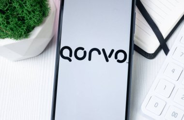 New York, ABD - 1 Ağustos 2024: Telefon Ekranında Qorvo Logosu, Görünürde Şirket Simgesi.