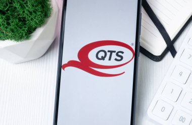 New York, ABD - 1 Ağustos 2024: QTS Veri Merkezleri Telefon Ekranı Logosu, Şirket Simgesi Ekranda.