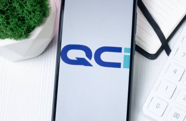 New York, ABD - 1 Ağustos 2024: Telefon Ekranında QCi Logosu, Ekranda Şirket Simgesi.
