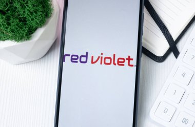 New York, ABD - 1 Ağustos 2024: Telefon Ekranında Kırmızı Violet Logosu, Ekranda Şirket Simgesi.