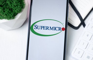 New York, ABD - 1 Ağustos 2024: Telefon Ekranında Süper Mikro Bilgisayar Logosu, Ekranda Şirket Simgesi.