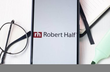 New York, ABD - 1 Ağustos 2024: Robert Half Logo Telefon Ekranında, Şirket Simgesi Ekranda.