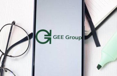 New York, ABD - 1 Ağustos 2024: GEE Grup Logosu Telefon Ekranı, Şirket Simgesi Ekranda.