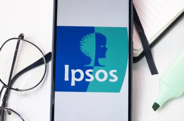 New York, ABD - 1 Ağustos 2024: Telefon Ekranında Ipsos Logosu, Ekranda Şirket Simgesi.