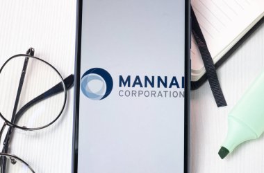 New York, ABD - 1 Ağustos 2024: Mannai Şirketi Logosu Telefon Ekranında, Şirket Simgesi Ekranda.