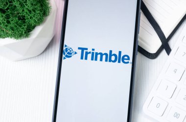 New York, ABD - 1 Ağustos 2024: Trimble Logosu Telefon Ekranında, Şirket Simgesi Ekranda.