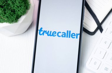 New York, ABD - 1 Ağustos 2024: Telefon Ekranında Truecaller Logosu, Ekranda Şirket Simgesi.