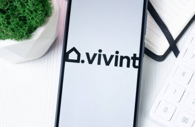 New York, ABD - 1 Ağustos 2024: Telefon Ekranında Vivint Smart Home Logo, Görünürde Şirket Simgesi.