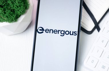 New York, ABD - 1 Ağustos 2024: Telefon Ekranında Enerji Logosu, Görünürde Şirket Simgesi.
