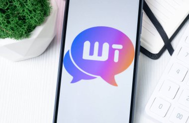 New York, ABD - 1 Ağustos 2024: WeTrade Group Logosu Telefon Ekranında, Şirket Simgesi Ekranda.