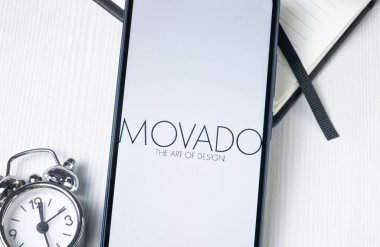 New York, ABD - 1 Ağustos 2024: Movado Logosu Telefon Ekranında, Şirket Simgesi Ekranda.