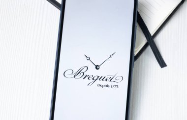 New York, ABD - 1 Ağustos 2024: Breguet Logosu Telefon Ekranında, Şirket Simgesi Ekranda.