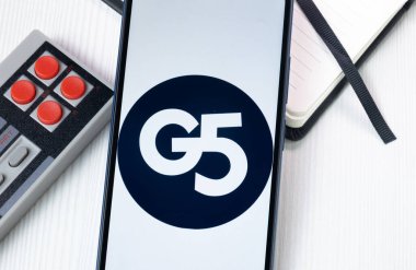 New York, ABD - 1 Ağustos 2024: Telefon Ekranında G5 Eğlence Logosu, Görünürde Şirket Simgesi.