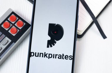 New York, ABD - 1 Ağustos 2024: PunkPirates Logosu Telefon Ekranında, Şirket Simgesi Ekranda.