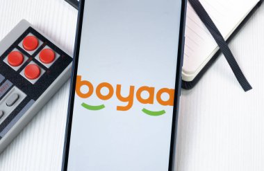 New York, ABD - 1 Ağustos 2024: Boyaa Telefon Ekranında Etkileşimli Logo, Görünümdeki Şirket Simgesi.