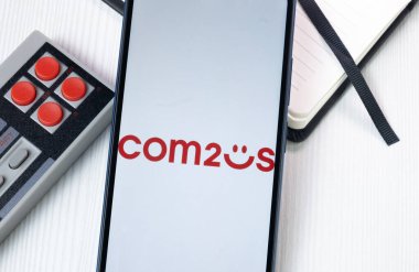 New York, ABD - 1 Ağustos 2024: Com2uS Logosu Telefon Ekranı, Şirket Simgesi Ekranda.