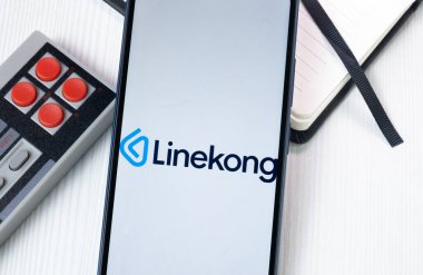 New York, ABD - 1 Ağustos 2024: Linekong Telefon Ekranında Etkileşimli Logo, Şirket Simgesi Ekranda.