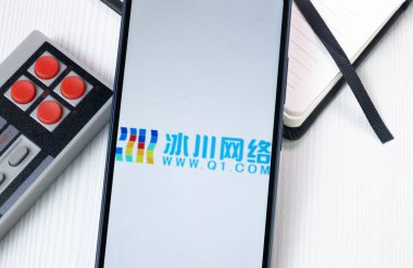 New York, ABD - 1 Ağustos 2024: Shenzhen Bingchuan Ağ Logosu Telefon Ekranı, Şirket Simgesi Ekranda.