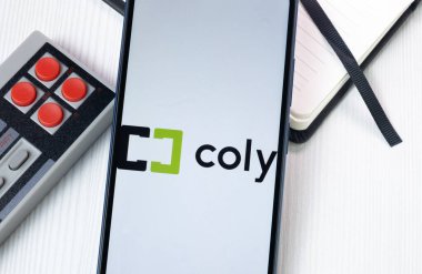 New York, ABD - 1 Ağustos 2024: Telefon Ekranında Coly Logosu, Ekranda Şirket Simgesi.