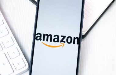 New York, ABD - 1 Ağustos 2024: Amazon Logosu Telefon Ekranında, Şirket Simgesi Ekranda.
