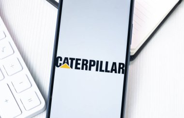 New York, ABD - 1 Ağustos 2024: Telefon Ekranında Tırtıl Logosu, Ekranda Şirket Simgesi.