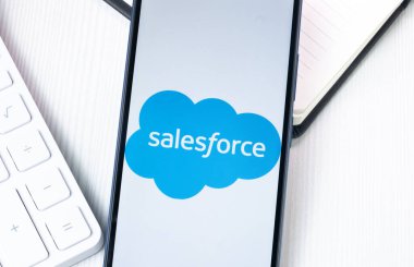 New York, ABD - 1 Ağustos 2024: Telefon Ekranında Satış Gücü Logosu, Ekranda Şirket Simgesi.