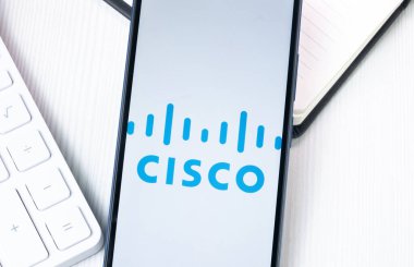 New York, ABD - 1 Ağustos 2024: Cisco Logosu Telefon Ekranında, Şirket Simgesi Ekranda.