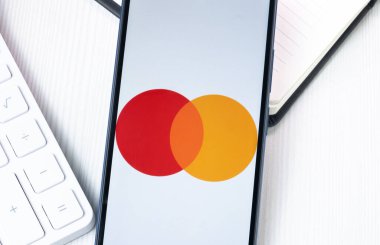 New York, ABD - 1 Ağustos 2024: Telefon Ekranında Mastercard Logosu, Ekranda Şirket Simgesi.