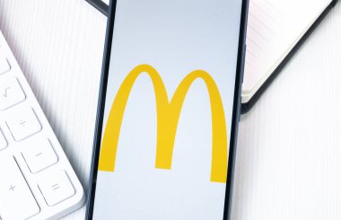 New York, ABD - 1 Ağustos 2024: Telefon Ekranında McDonald Logosu, Ekranda Şirket Simgesi.