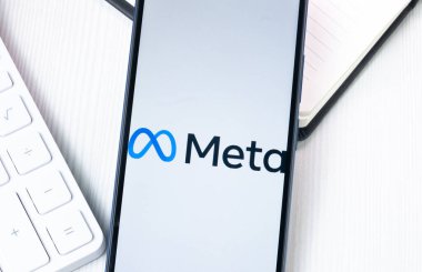 New York, ABD - 1 Ağustos 2024: Telefon Ekranında Meta Platformları Logosu, Görünümdeki Şirket Simgesi.