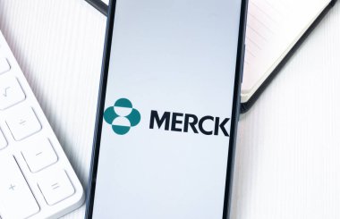 New York, ABD - 1 Ağustos 2024: Merck Logosu Telefon Ekranında, Şirket Simgesi Ekranda.