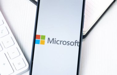 New York, ABD - 1 Ağustos 2024: Microsoft Logosu Telefon Ekranında, Şirket Simgesi Ekranda.