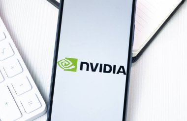 New York, ABD - 1 Ağustos 2024: Telefon Ekranında NVIDIA Logosu, Görünümdeki Şirket Simgesi.