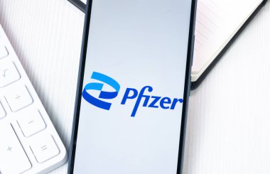 New York, ABD - 1 Ağustos 2024: Pfizer Logosu Telefon Ekranında, Şirket Simgesi Ekranda.