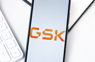 New York, ABD - 1 Ağustos 2024: GlaxoSmithKline GSK Logosu Telefon Ekranı, Şirket Simgesi Görünümü.