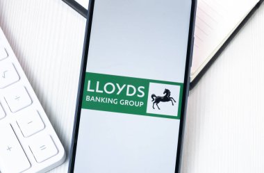 New York, ABD - 1 Ağustos 2024: Lloyds Bankacılık Grubu Logosu Telefon Ekranında, Şirket Simgesi Görünümde.