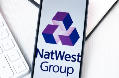 New York, ABD - 1 Ağustos 2024: NatWest Group Logosu Telefon Ekranında, Şirket Simgesi Ekranda.